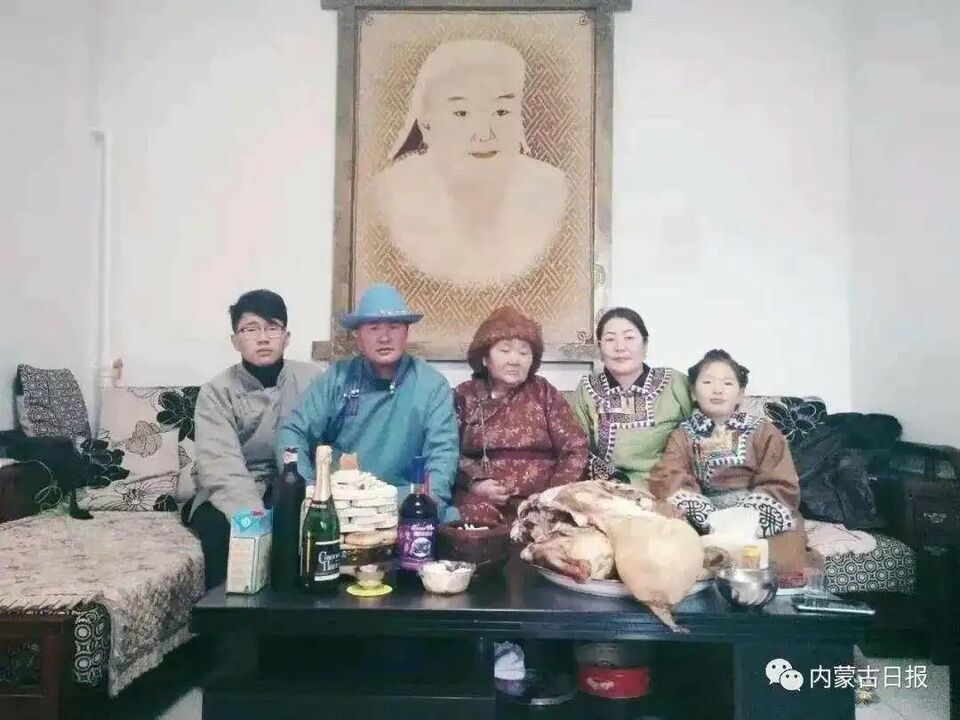 厉害了！牧民妈妈和儿子一同参加高考，都被录取了