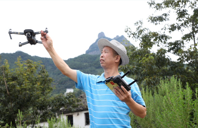 安徽歙县：茶山形似指纹 引摄影爱好者前来拍摄_fororder_微信截图_20200814170605