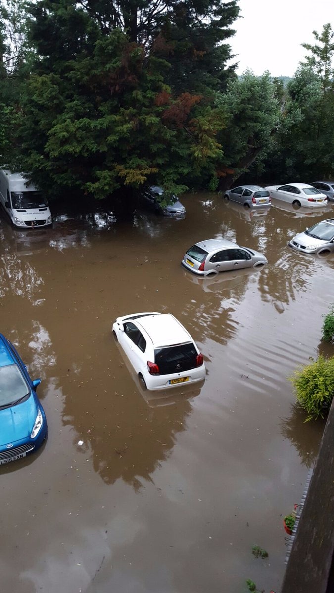 【现场】英国多地大雨倾盆 水淹街道.