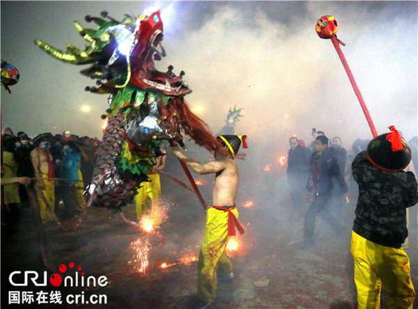 广西宾阳：传统炮龙节热闹上演  数十万人狂欢祈福