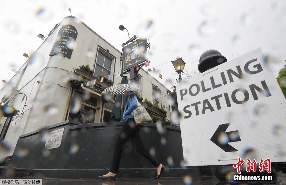 英國公投拉開帷幕 民眾冒雨前往投票