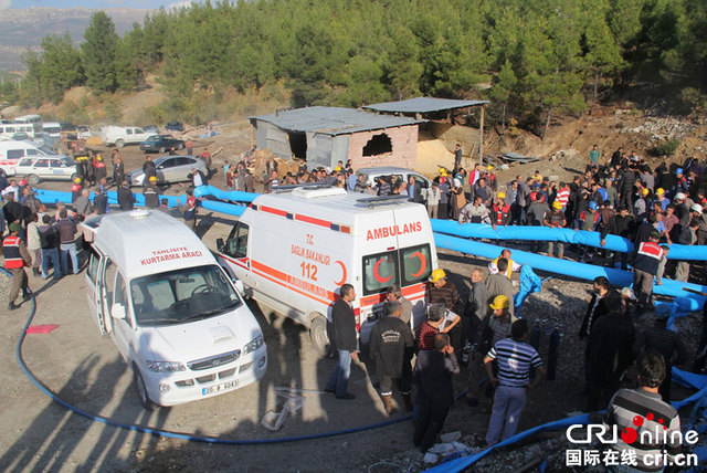 土耳其一煤矿坍塌18名工人被困(组图)
