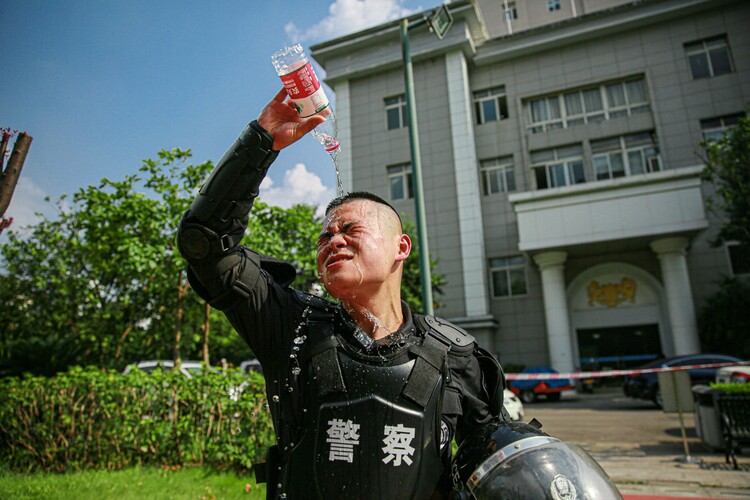 【有修改】【B】战高温斗酷暑：烈日下的重庆巴南民警