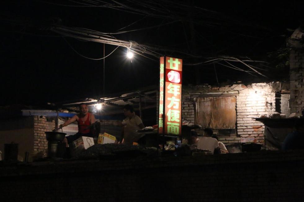 挑战日本《深夜食堂》,中国老汉卖方便面年入百万