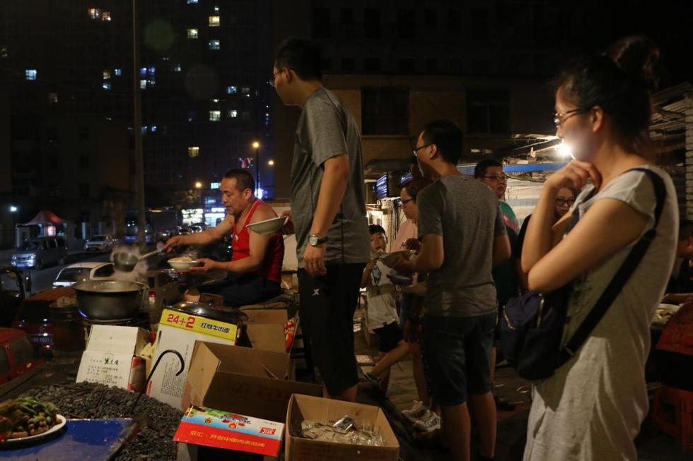 挑战日本《深夜食堂》,中国老汉卖方便面年入百万