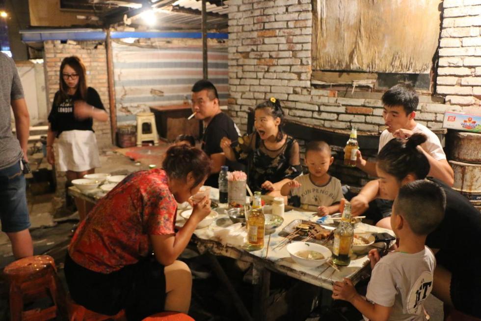 挑战日本《深夜食堂》,中国老汉卖方便面年入百万