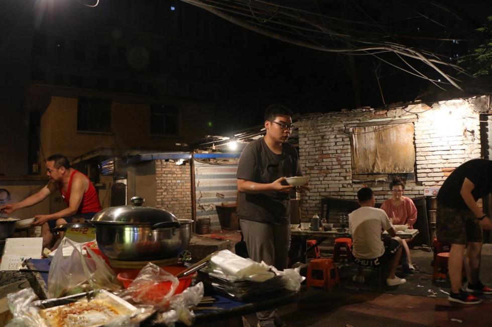 挑战日本《深夜食堂》,中国老汉卖方便面年入百万