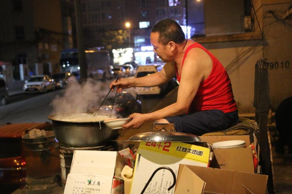 挑战日本《深夜食堂》,中国老汉卖方便面年入百万