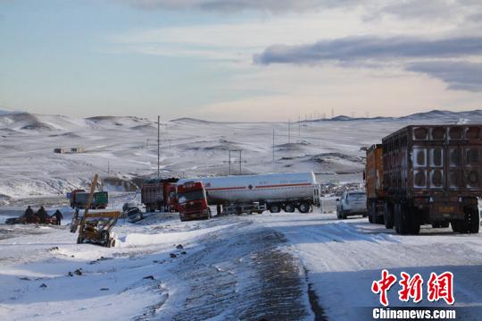 新疆托里风区遭遇8级大风雪 25辆车96人被困