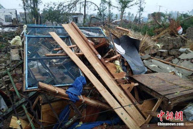 江苏盐城阜宁遭遇龙卷风 村民房屋倒塌成瓦砾