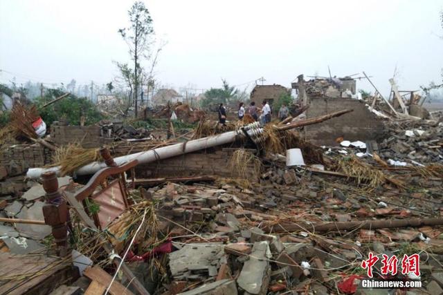 江苏盐城阜宁遭遇龙卷风 村民房屋倒塌成瓦砾