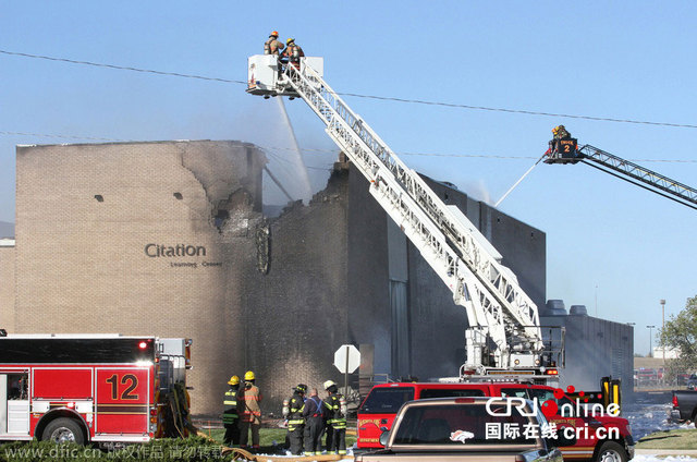 美國堪薩斯州小型飛機撞上機場建築 至少4死5傷(組圖) 美國堪薩斯州小型飛機撞上機場建築 至少4死5傷(組圖)