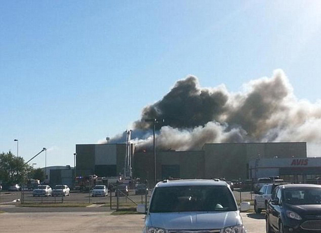 美國堪薩斯州小型飛機撞上機場建築 至少4死5傷(組圖) 美國堪薩斯州小型飛機撞上機場建築 至少4死5傷(組圖)