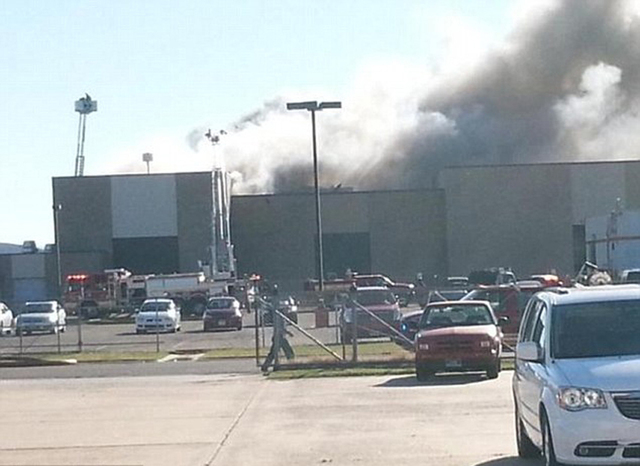 美國堪薩斯州小型飛機撞上機場建築 至少4死5傷(組圖) 美國堪薩斯州小型飛機撞上機場建築 至少4死5傷(組圖)