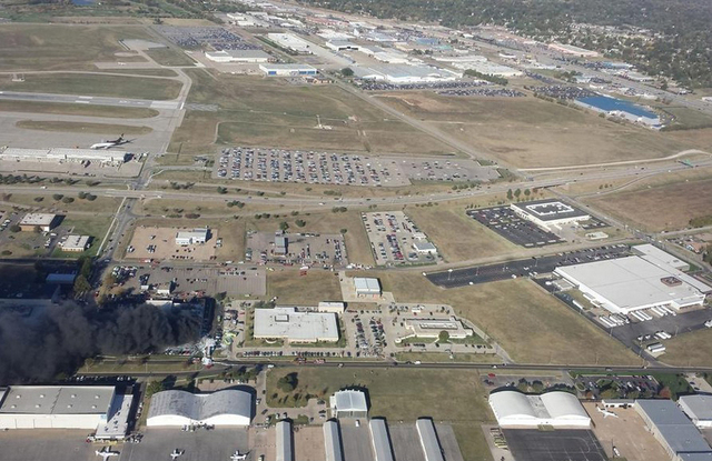 美國堪薩斯州小型飛機撞上機場建築 至少4死5傷(組圖) 美國堪薩斯州小型飛機撞上機場建築 至少4死5傷(組圖)