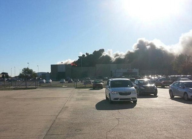 美國堪薩斯州小型飛機撞上機場建築 至少4死5傷(組圖) 美國堪薩斯州小型飛機撞上機場建築 至少4死5傷(組圖)