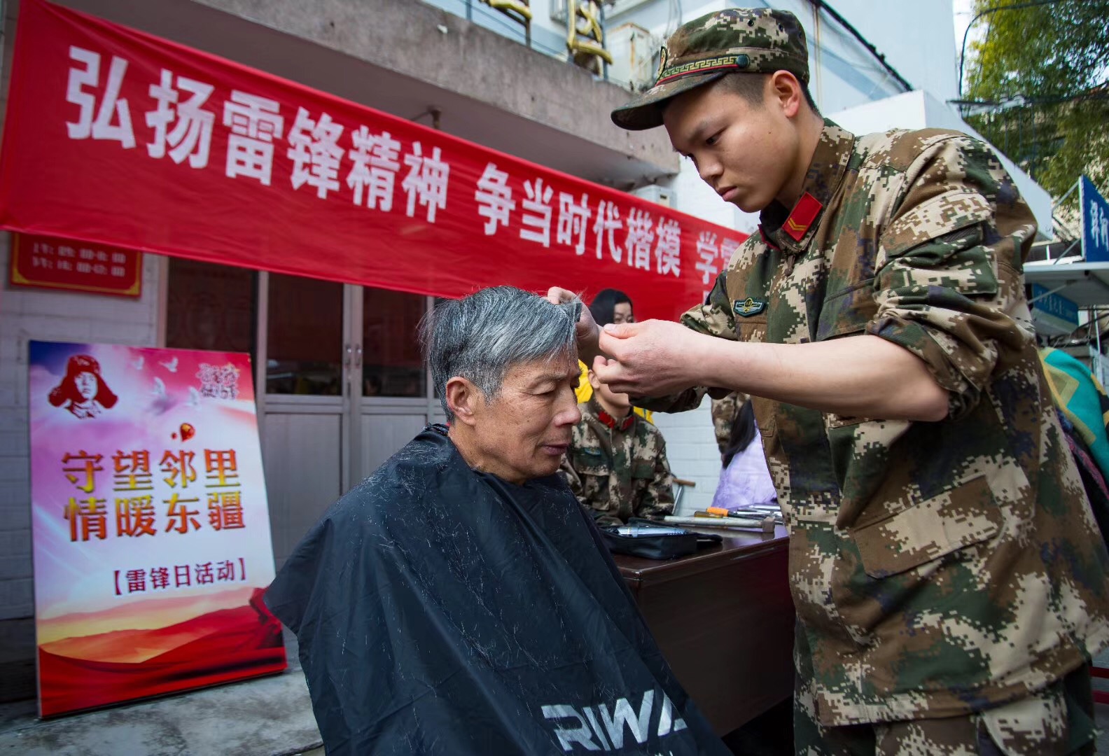 （供稿 平安江蘇列表 三吳大地南通 移動版）武警南通支隊啟東中隊舉辦“雷鋒日活動”