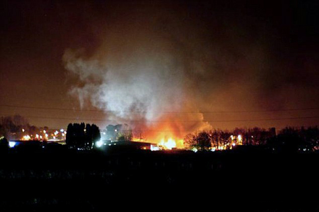 英国一烟花厂爆炸 1人失踪至少4人受伤(组图)