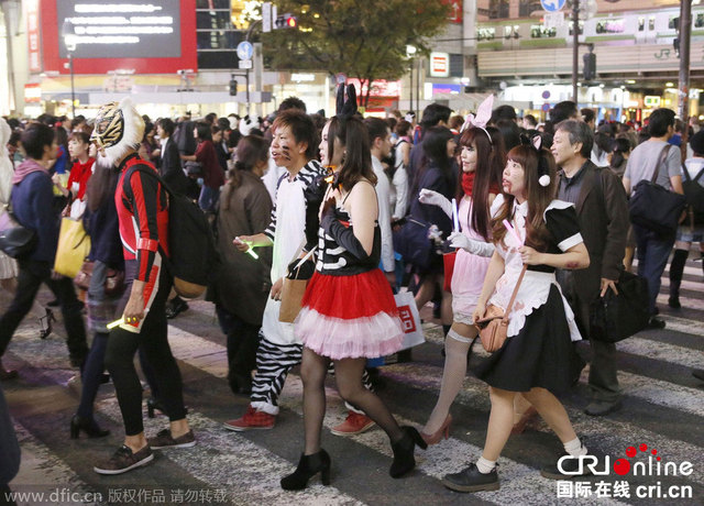 日本年輕人穿著“奇裝異服”慶祝萬聖節