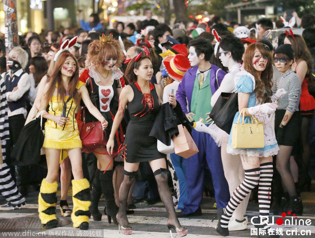 日本年轻人穿着“奇装异服”庆祝万圣节