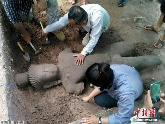柬埔寨吴哥窟挖出700年前雕像 或为医院守护神