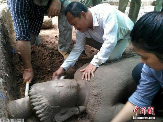 柬埔寨吳哥窟挖出700年前雕像 或為醫院守護神