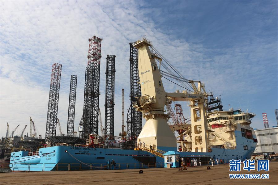 中国首艘出口超深水海工作业船在大连交付