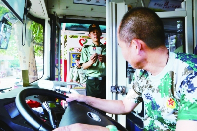 （公益圖文）現役軍人在南京範圍內憑有效證件可免費坐公交