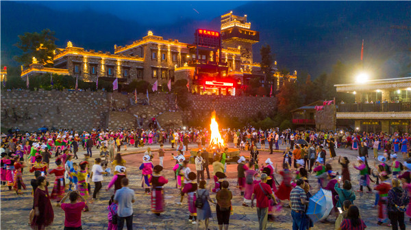 四川阿坝八方游人乐享茂县李文旅节篝火晚会