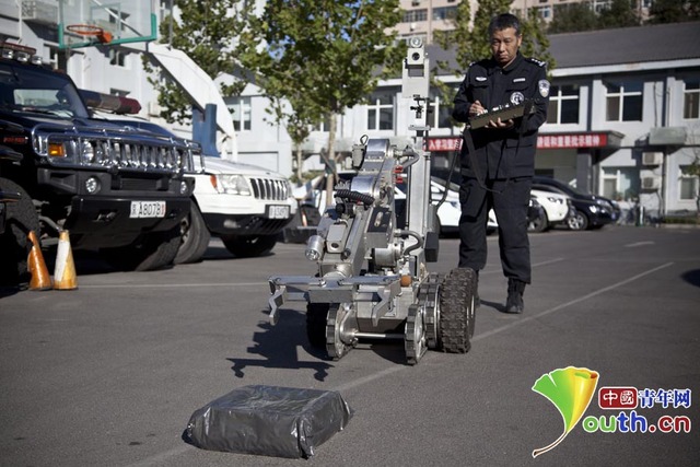北京警方展示APEC“排爆”机器人(高清组图)