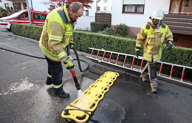 德國超胖男子5年未洗澡 消防員戴防毒面具救援