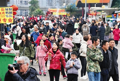 【行游巴渝 图文】上周末20万人次涌进洋人街