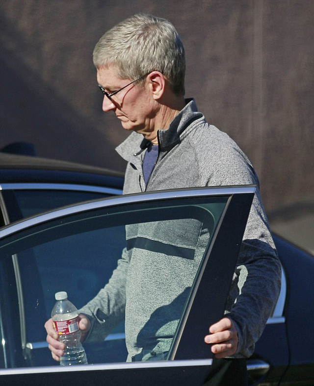 苹果CEO库克独自度过54岁生日 购物洗车做家务