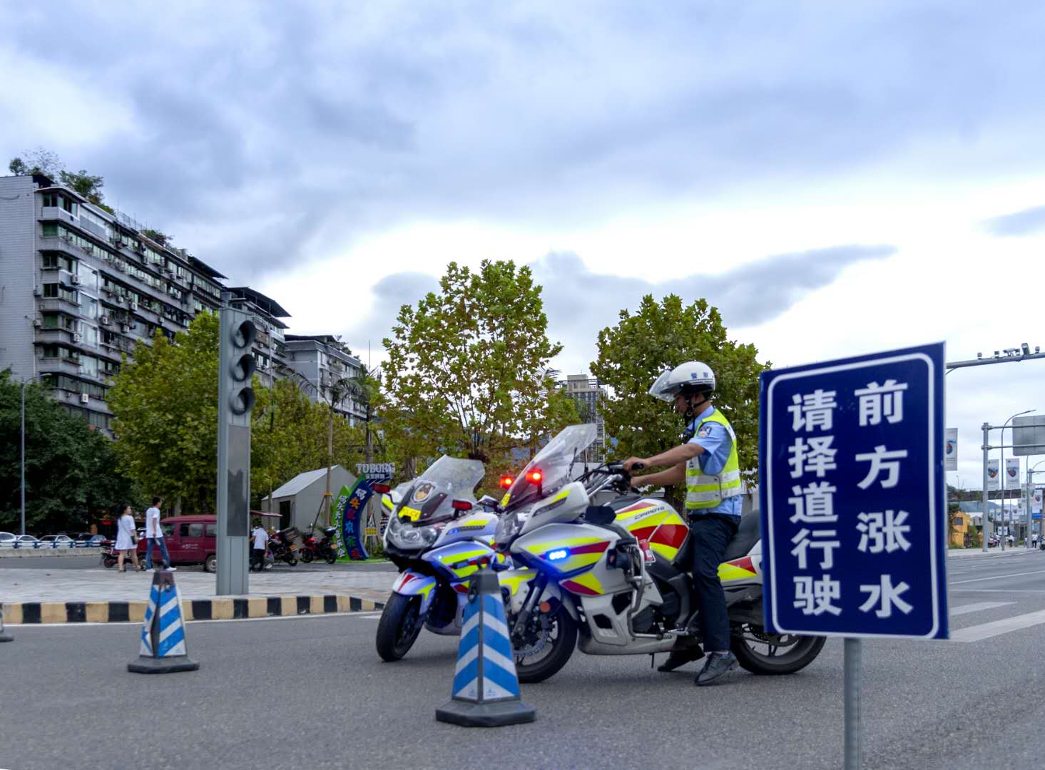 【B】洪水过境 重庆北碚多条道路实施管控