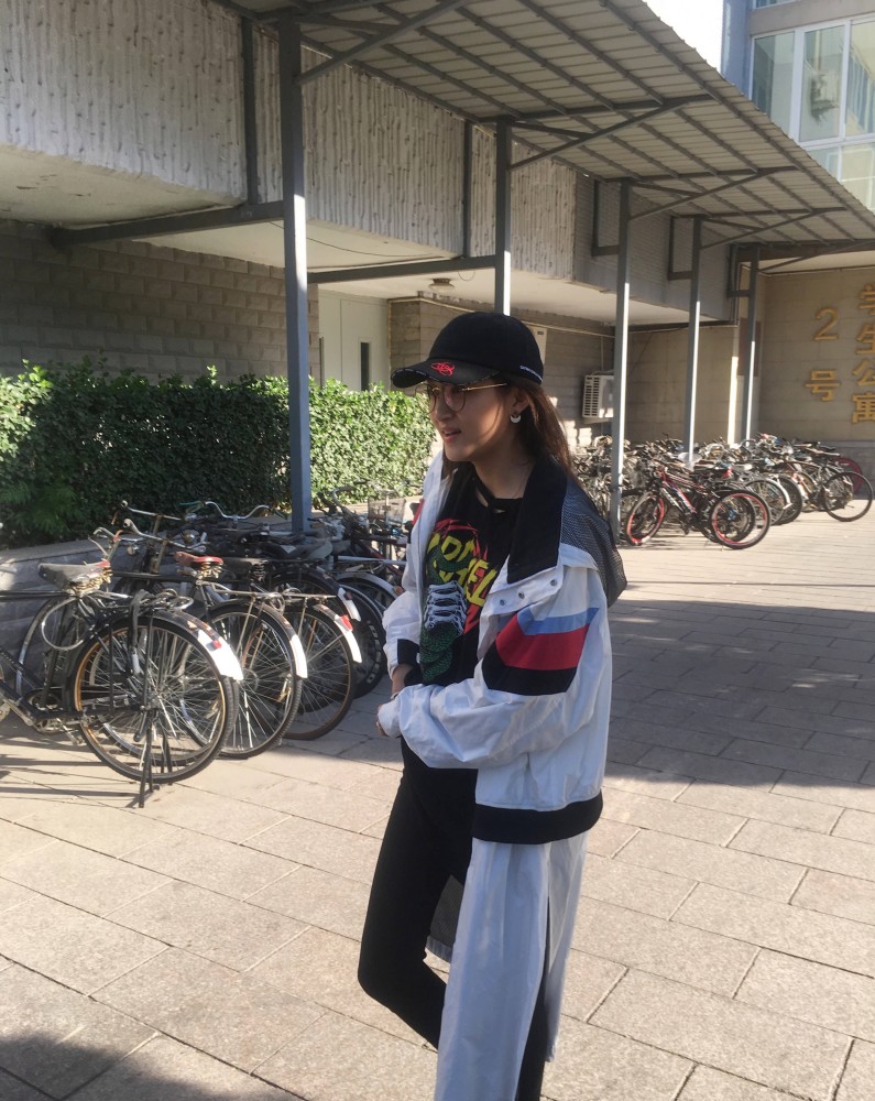 关晓彤回北电上课 一路与同学有说有笑