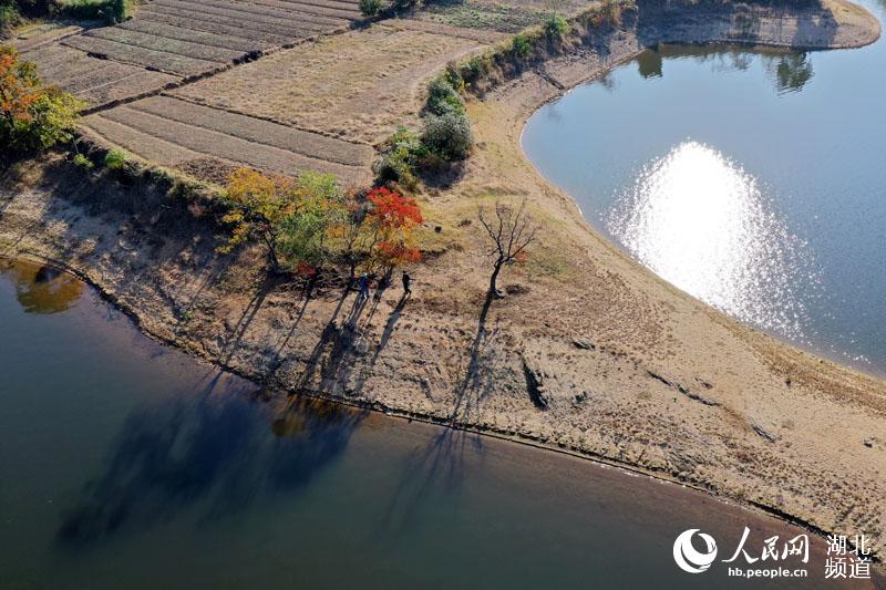 湖北麻城：水庫秋色如畫