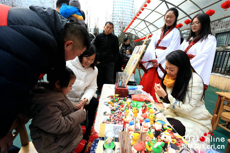 【焦點圖-大圖（頁面標題：傳承非遺文化 幼兒園辦廟會慶元宵）】【移動端-焦點圖】【圖説1】【親子-圖片】傳承非遺文化 鄭州一幼兒園“民俗廟會”慶元宵