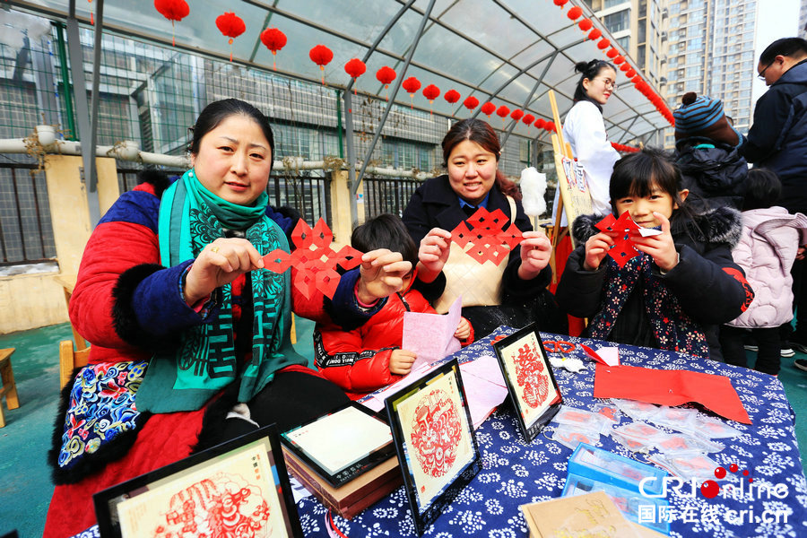 【焦點圖-大圖（頁面標題：傳承非遺文化 幼兒園辦廟會慶元宵）】【移動端-焦點圖】【圖説1】【親子-圖片】傳承非遺文化 鄭州一幼兒園“民俗廟會”慶元宵