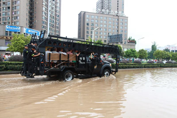 樂山暴雨襲城多處積水街頭出現特警擺渡車