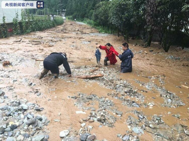 四川公安全力投入防汛救災 救助被困群眾3300余人