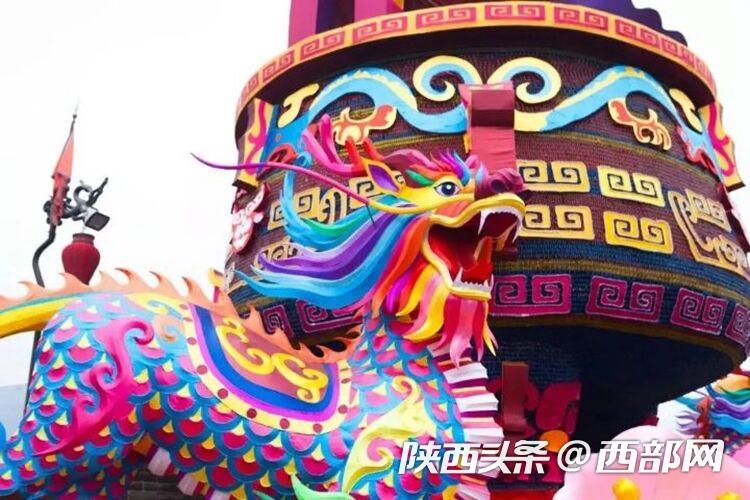 中國年·看西安丨城墻燈會倒計時 有用12萬隻藥瓶注入彩色水組成的大鼎