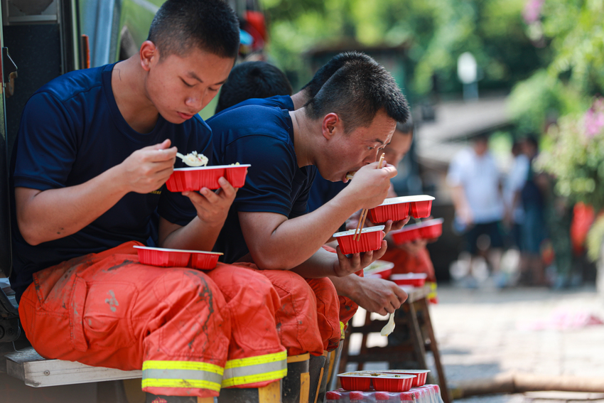 抗洪战士雨水拌饭图片