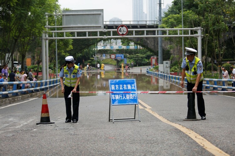 （有修改）【急稿】【B】全警动员齐上阵：重庆九龙坡区警方全力迎战洪峰过境