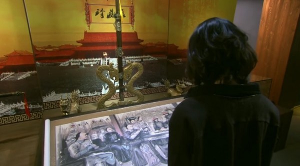 刘诗诗美照成故宫展品 亲身示范清朝旗袍装