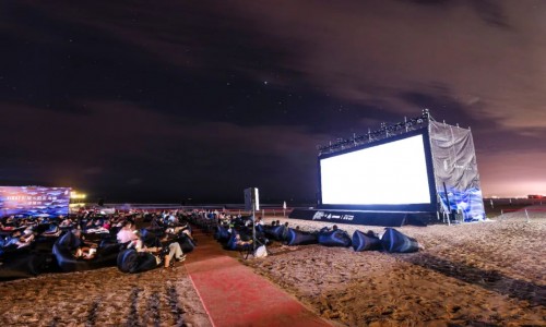 FIRST影展×蔚蓝海岸沙滩展映|面朝大海的电影展，带思想去往远方