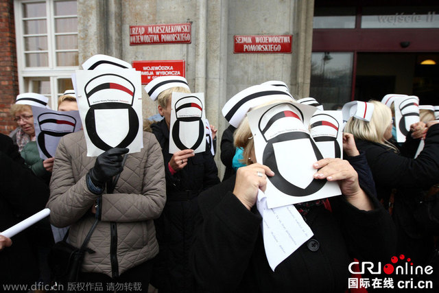 波蘭護士戴無臉面具遊行抗議 要求漲薪(圖)