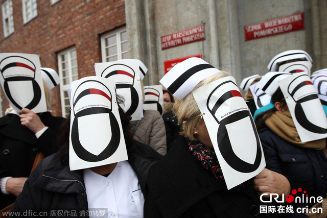 波蘭護士戴無臉面具遊行抗議 要求漲薪(圖)