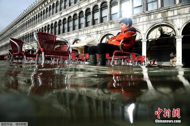 意大利威尼斯遭遇洪水 广场被淹没(图)
