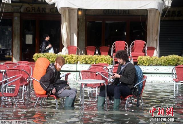 意大利威尼斯遭遇洪水 广场被淹没(图)