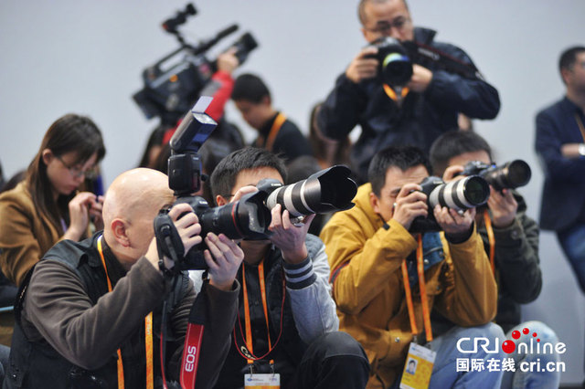 記者節裏忙碌的身影：APEC會議上的新聞記者(圖)